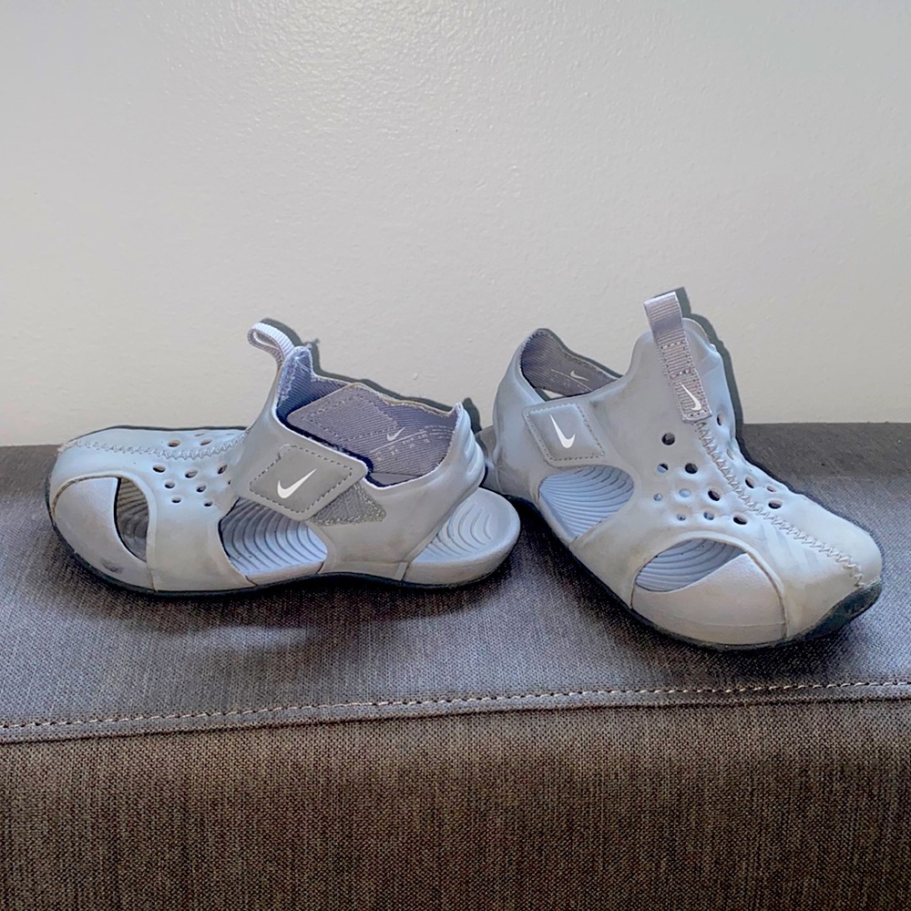 Nike size 9C velcro easy on sandals.